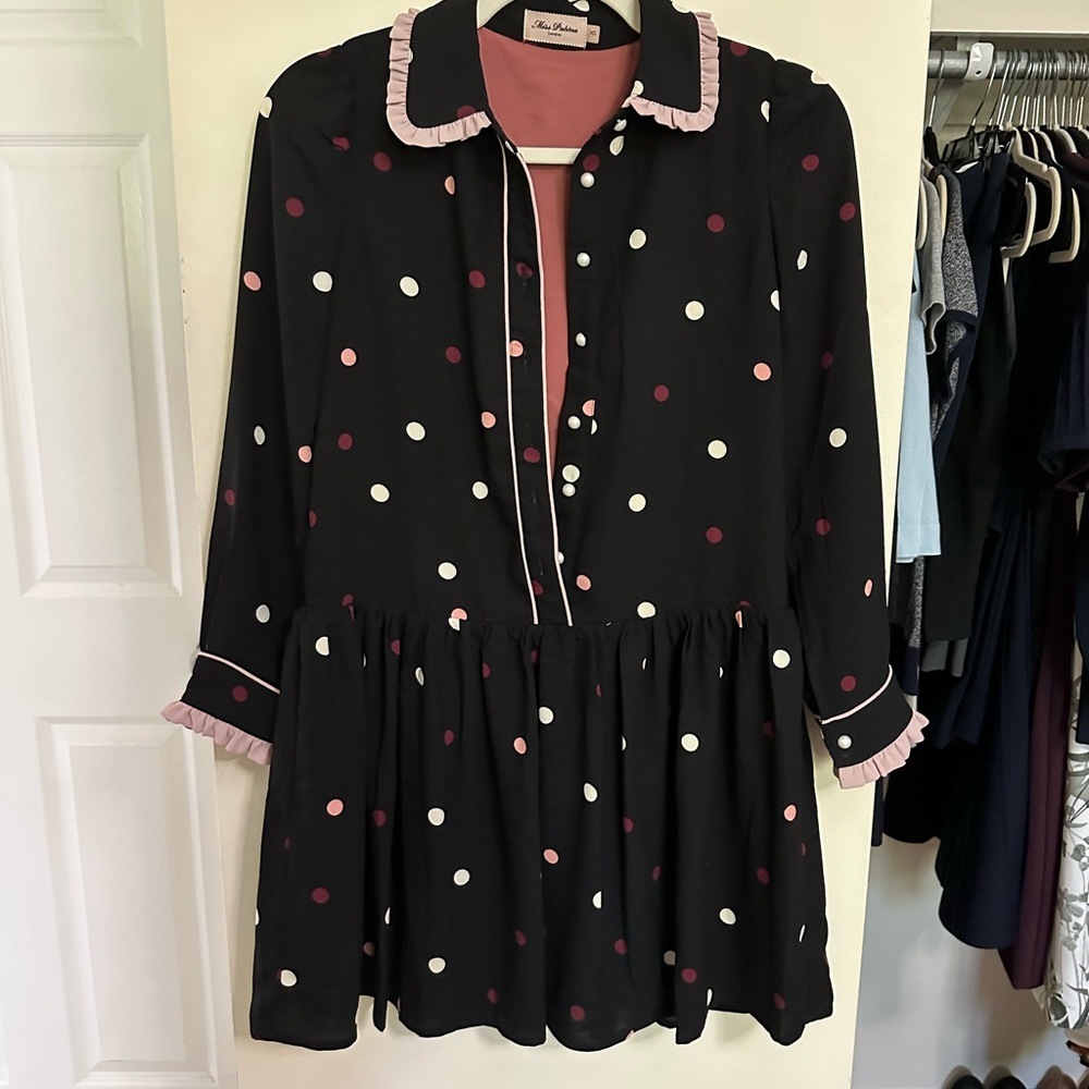 Miss patina, London, dress in polkadot, Peter Pan collar with pearl buttons